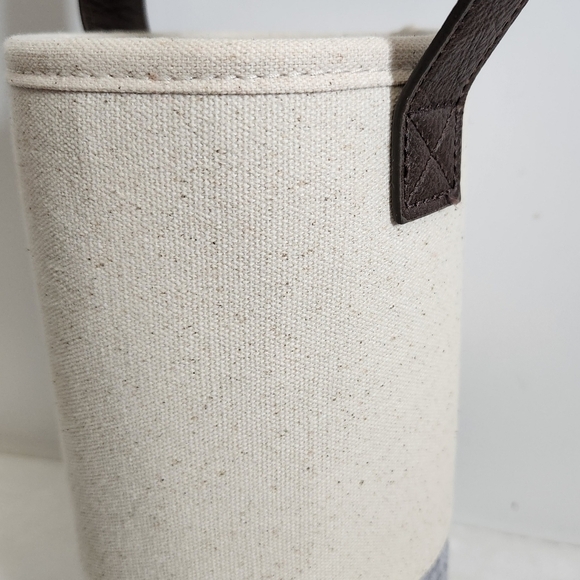 Thirty-One 31 Circular Cream Natural Whisper Gray Felt Wine Bottle Gift Bag - Picture 4 of 10